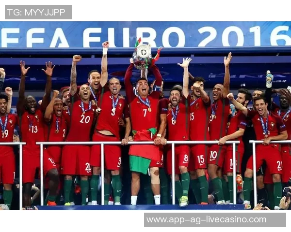 足球冠军的荣耀之路：从草根到巅峰的传奇故事与奋斗历程